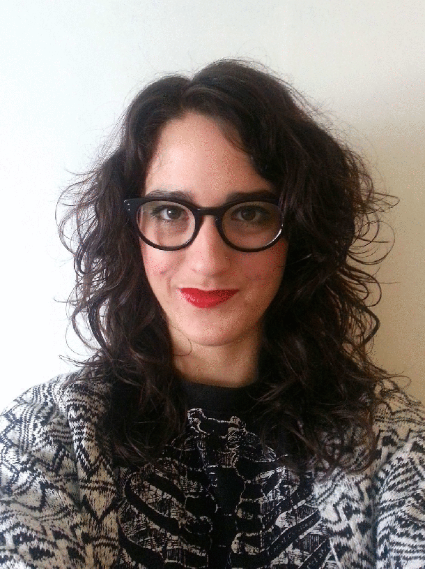 A GIF of me trying to take a selfie... and a look at the Benecos powder and blusher in action!