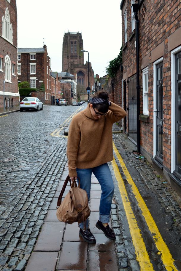 Call Me Katie - Wearing boyfriend jeans, flats, cosy knit sweater and a rucksack for a rainy day in Liverpool - 04