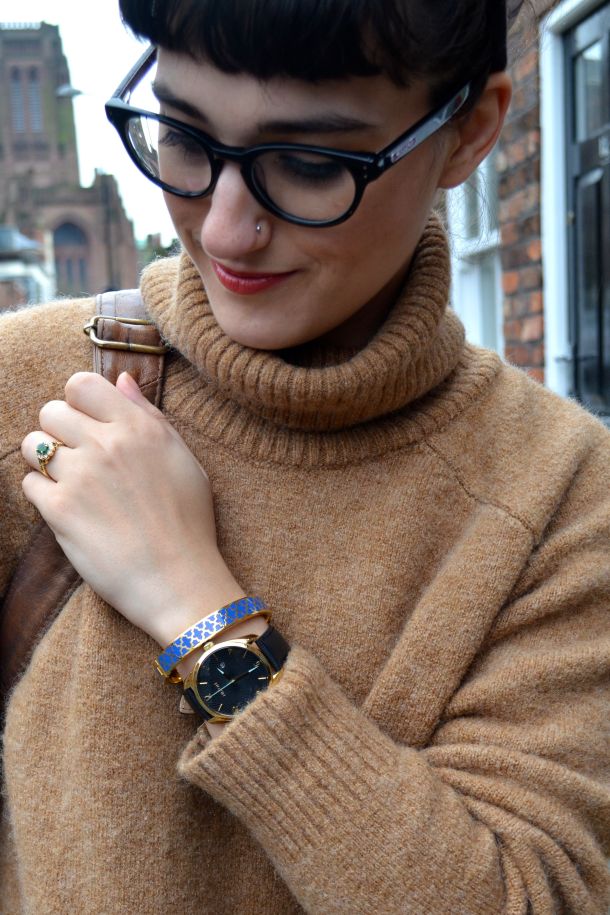 Call Me Katie - Wearing boyfriend jeans, flats, cosy knit sweater and a rucksack for a rainy day in Liverpool - 10