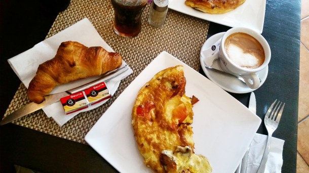 Call Me Katie - Magnum Cannes - omlette, pain et cafe